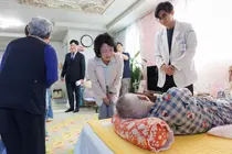 추미애 지사, '방문 돌봄의료' 현장 동행… 누워있던 80대 환자 일으킨 비결