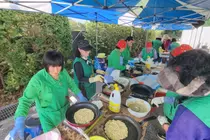 이천시 설성면 새마을협의회, 추석 앞두고 팔 걷어붙였다… 30여 명 전 부치기 봉사