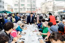 성수석 이천시장, 직접 앞치마 두르고 면 뽑았다. 11년째 이어진 자장면 나눔