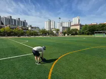 경기도 초등학교 15곳 인조잔디 검사… 10년 넘은 시설 '합격점'