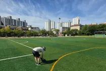 경기도 초등학교 15곳 인조잔디 검사… 10년 넘은 시설 '합격점'