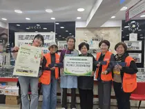 [이천시자원봉사센터] 폐청바지로 컵홀더 만들었다… 새활용품 200점 전달