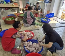 폭염보다 더 뜨거운 이웃사랑 이천시 설성면 작은사랑나눔봉사단, 취약계층 위한 '사랑의 삼계탕' 나눔 실천
