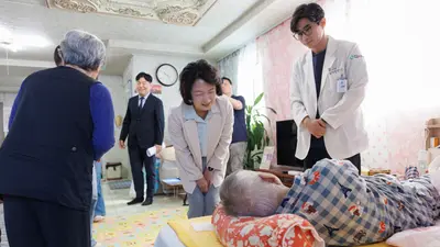 추미애 지사, '방문 돌봄의료' 현장 동행… 누워있던 80대 환자 일으킨 비결