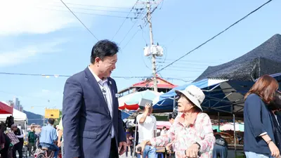 성수석 이천시장, 명절 물가 직접 챙긴다… 전통시장 2곳서 지역화폐 장보기