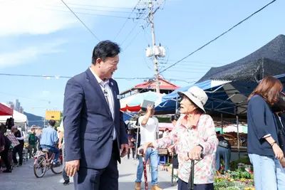 성수석 이천시장, 명절 물가 직접 챙긴다… 전통시장 2곳서 지역화폐 장보기