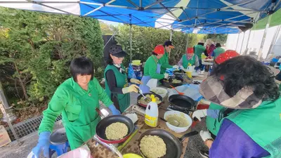 이천시 설성면 새마을협의회, 추석 앞두고 팔 걷어붙였다… 30여 명 전 부치기 봉사