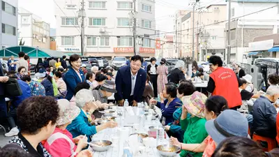 성수석 이천시장, 직접 앞치마 두르고 면 뽑았다. 11년째 이어진 자장면 나눔