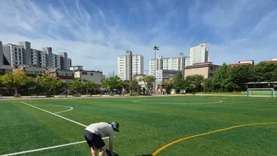 경기도 초등학교 15곳 인조잔디 검사… 10년 넘은 시설 '합격점'