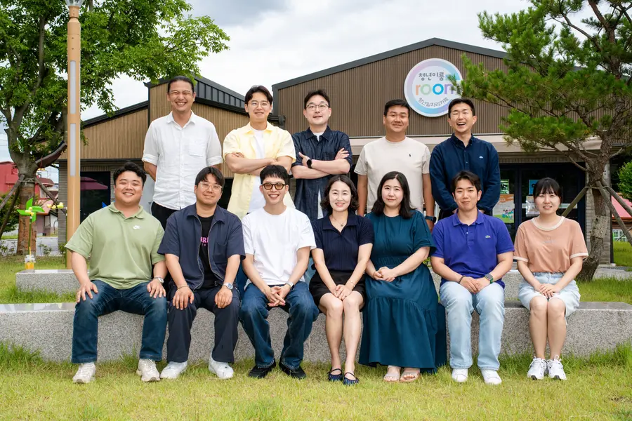 이천청년정책발전소의 운영위원들이 '청년일자리카페 청년이룸' 앞 잔디 광장에서 단체 사진을 찍고 있다.