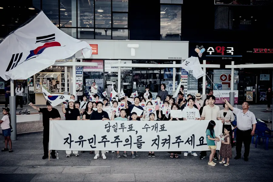 6월 21일 오후 7시 경 일부 참여자들이 모여 함께 사진을 찍고 있는 현장 모습을 볼 수 있다.