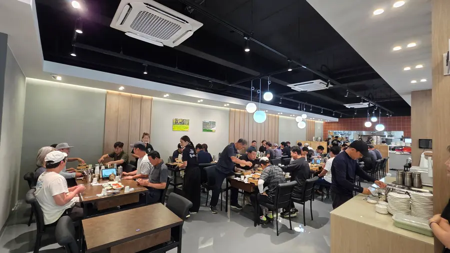 이천시 환경미화원 60명이 추어명인 대표님들의 선행으로 23일 점심으로 식사를 하고 있다.
