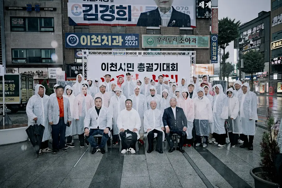 5월 20일 1차 반도체 궐기대회 현장 모습이다. 하재원 이원회 회장을 비롯 총 4인이 삭발식을 거행했다. 이 날 궃은 날씨에도 많은 시민단체장과 이천시 관계자들이 모여 반도체 사수를 위한 성명서를 발표했다.