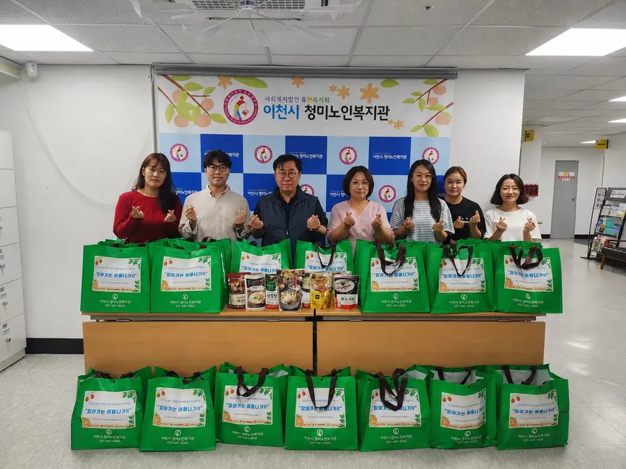 청미노인복지관(관장 최대열)에서 지난 7월 9일 사회복지공동모금회와 경기도노인종합복지관협회를 통해 170만 원을 지원받아 저소득 사례관리 대상 어르신의 건강한 여름나기를 위한 ‘찾아가는 여름나기 Ⅱ’ 사업을 진행했다. = 이천시청 제공