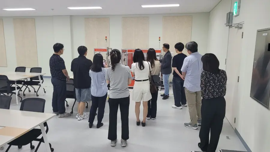‘이천시 반도체융·복합교육센터’를 활용해 이천시와 한국폴리텍대학이 지역 반도체 교육 활성화를 위해 공동으로 마련한 현장 중심 연수 프로그램이다. ‘이천시 반도체융·복합교육센터’는 경기 이천시 관고동 527에 위치해 있다. = 이천시청 제공