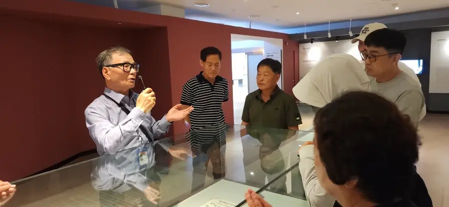 한지공예박물관에서 담당자의 해설을 듣고 있는 호법면 주민자치위원들의 모습 = 이천시청 제공