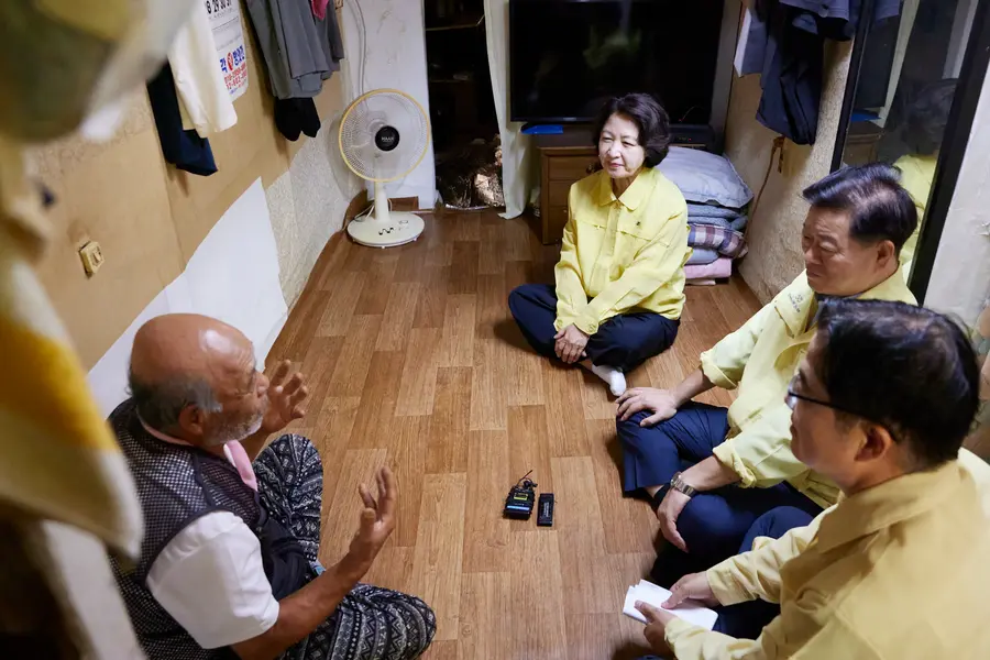 지난 12일부터 경기도 30개 시군에 폭염특보가 이어지고 있는 가운데 추미애 경기도지사가 14일 오전 광명시 소하동 뚝방 거주촌을 찾아 주민들의 냉방 여건과 건강 상태를 확인하고 폭염과 집중호우에 대비한 현장 대응체계도 점검했다. = 경기도청 제공