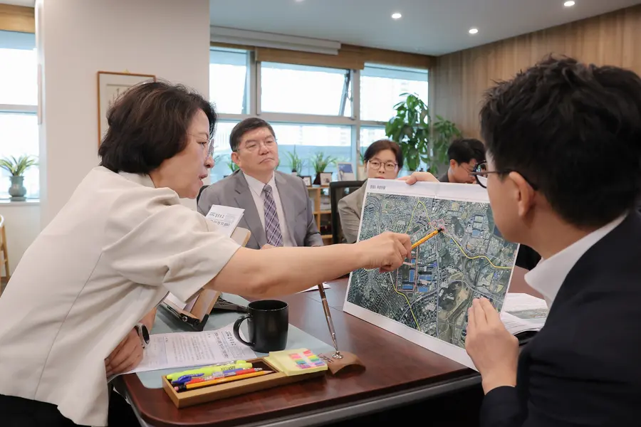 추미애 지사는 지난 10일에도 ‘제1차 반도체 초격차 전략회의’를 주재하고, “경기도가 선제적으로 에너지 공급망 확충에 나설 수 있는 방안 마련을 검토하라”고 관계부서에 지시하는 등 전력 인프라 문제 해결에 집중하고 있다. = 경기도청 제공