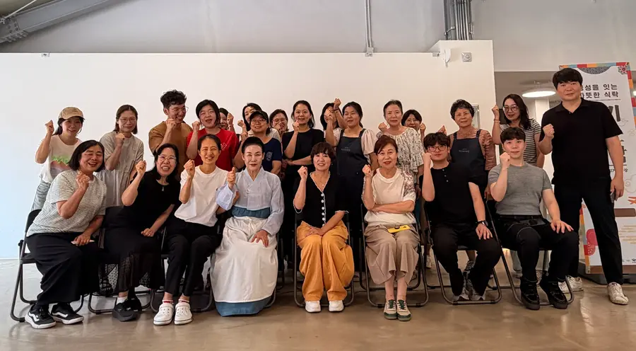 ‘경기잇는식탁’ 2회차 프로그램 참여자와 관계자가 사진을 찍고 있다 = 경기도청 제공