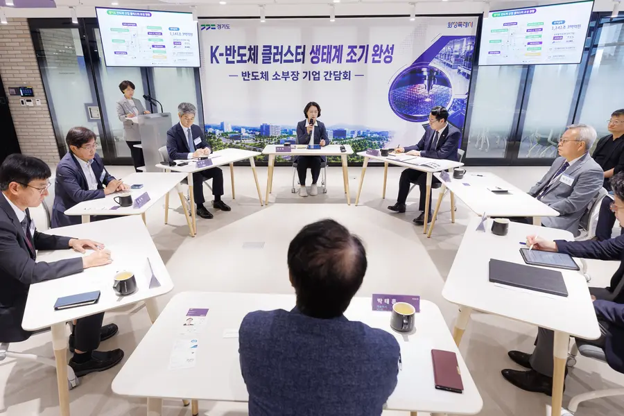 추미애 경기도지사는 21일 화성시에 위치한 글로벌 반도체 장비기업 ASM의 혁신제조센터를 방문해 국내 투자 여건과 애로사항을 청취하고, 지속적인 투자와 협력을 통한 반도체 소부장 생태계 강화 방안을 모색했다. = 경기도청 제공