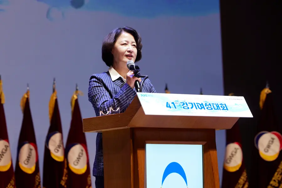 “여성이 어떤 자리에 오른다는 건 보이지 않는 노력을 해야 되는 것이 현실이다. 묵묵히 여기까지 와주신 여러분께 다시 한번 감사와 존경의 말씀을 드린다”고 축하 인사를 전했다. = 경기도청 제공