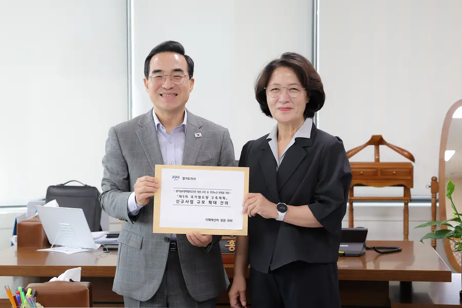 추미애 경기도지사는 24일 정부서울청사에서 박홍근 기획예산처 장관을 만나 교통 인프라 확충 등 5개 경기도 주요 현안사업에 대해 설명하고, 지속가능한 지방재정 확보를 위한 제도개선과 함께 4천억 원 규모의 내년도 국비 반영을 요청했다. = 경기도청 제공