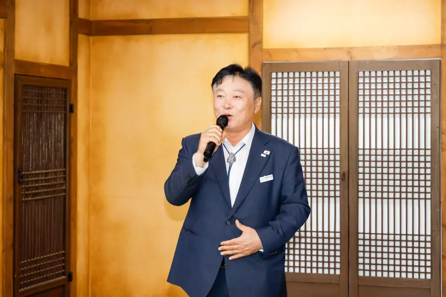 이날 행사에는 성수석 이천시장이 참석해 어르신들의 무병장수를 기원하는 거북놀이 공연을 함께 관람하고, 이어 정성껏 준비한 오찬을 나누며 경로사상의 의미를 되새기는 뜻깊은 시간을 보냈다. = 이천시청 제공