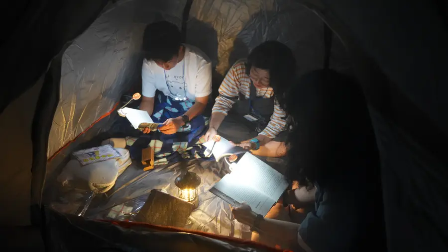 암흑 도서를 하는 모습이다 = 경기도청 제공