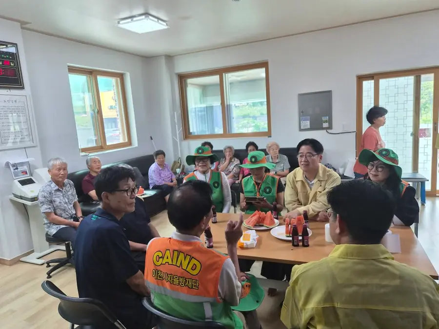 경기도는 28일 이천시의 야영장과 무더위쉼터를 잇달아 찾아 최근 집중호우 이후 야영장 안전상태와 연일 이어지는 폭염에 대비한 현장점검을 실시했다. = 경기도청 제공