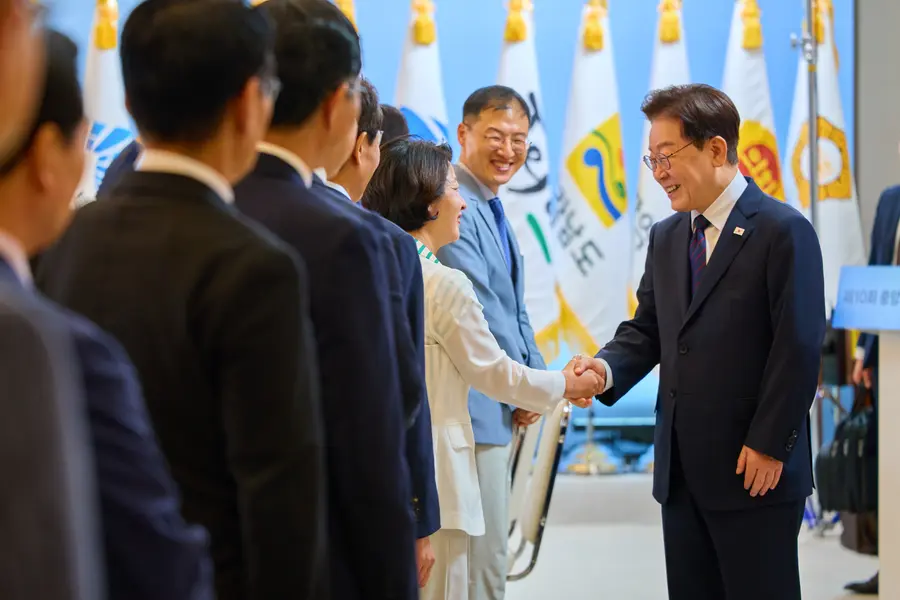 이재명 대통령과 추미애 경기도지사가 악수를 나누고 있다.