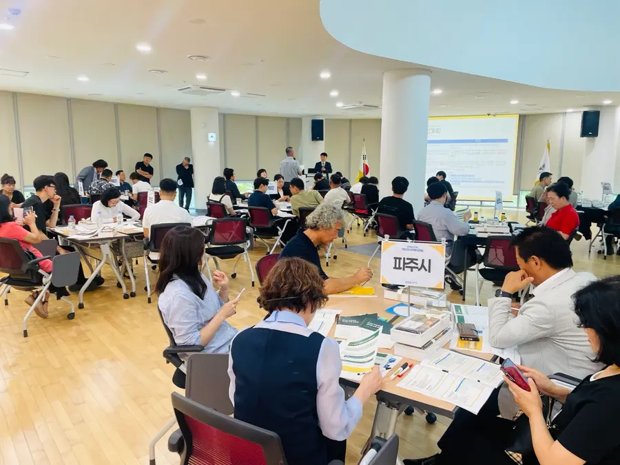 주민자치 워크숍에서 발표 및 논의 중인 참석자들 (경기도청 제공)
