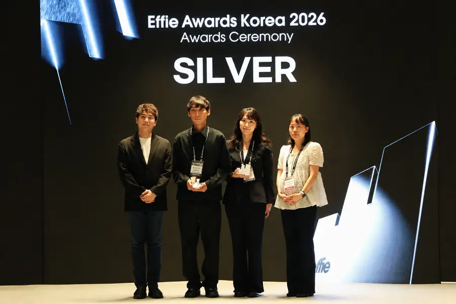 보건복지부 자살예방 캠페인 「아내가 우울증에 걸렸어요」가 '2026 에피어워드 코리아'에서 'Silver'를 수상했다. 보건복지부 디지털소통팀 손소화 사무관(오른쪽 두 번째), 이효정 주무관(오른쪽), 라르고프레임즈 이정원 대표(왼쪽 두 번째). = 보건복지부 제공