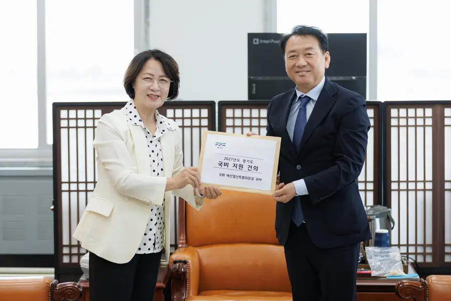 국비 사업 증액을 요청하기 위해 예산결산특별위원장을 만난 추미애 지사 = 경기도청 제공